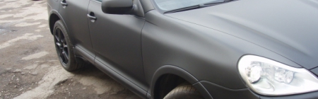 Porsche Cayenne teibitud 3M musta matt teibiga.